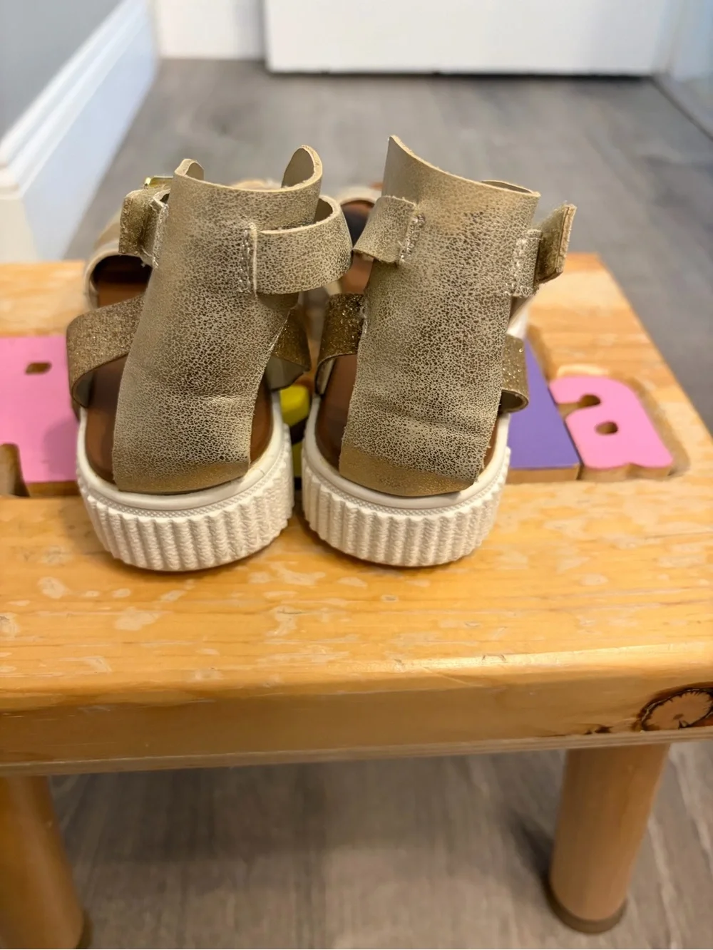Girl's Mia Shoes Metallic Gold Buckle Platform Sandals- Size 13- Pre-owned